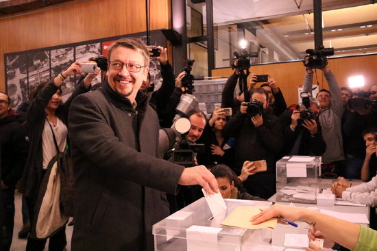 The top candidate for Catalonia in Common, Xavier Domènech, casts his vote (by ACN)